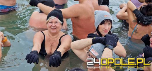 Żeby wejść do wody musieli skuwać lód