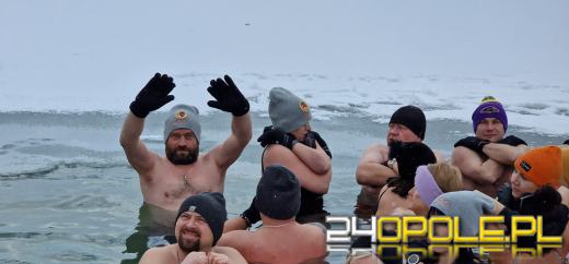 Żeby wejść do wody musieli skuwać lód