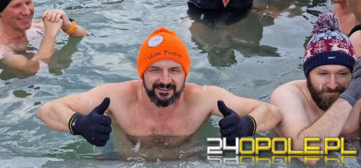 Żeby wejść do wody musieli skuwać lód