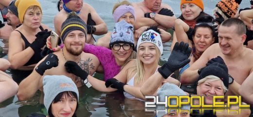 Żeby wejść do wody musieli skuwać lód