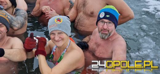 Żeby wejść do wody musieli skuwać lód