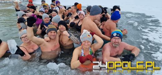 Żeby wejść do wody musieli skuwać lód