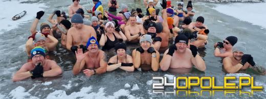 Żeby wejść do wody musieli skuwać lód