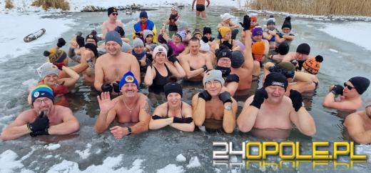 Żeby wejść do wody musieli skuwać lód