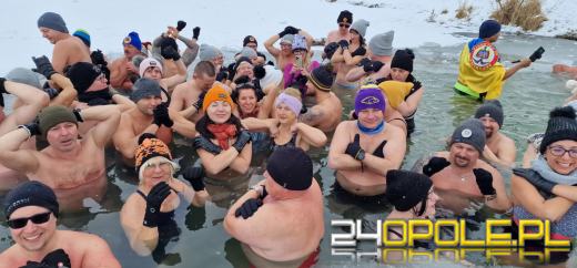 Żeby wejść do wody musieli skuwać lód