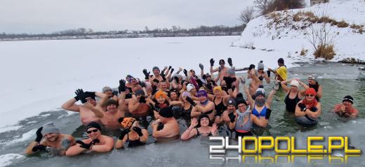 Żeby wejść do wody musieli skuwać lód