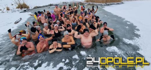 Żeby wejść do wody musieli skuwać lód