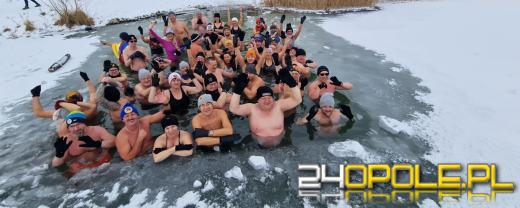 Żeby wejść do wody musieli skuwać lód