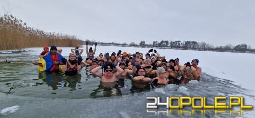 Żeby wejść do wody musieli skuwać lód