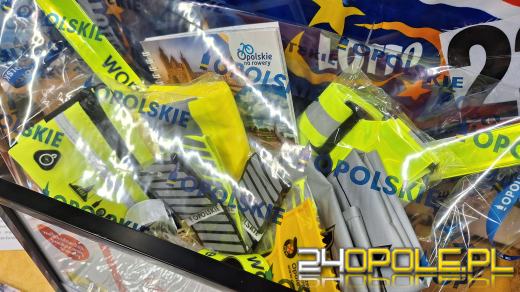 Opolskie gra z WOŚP. Zarząd Województwa przekazał fanty na licytacje