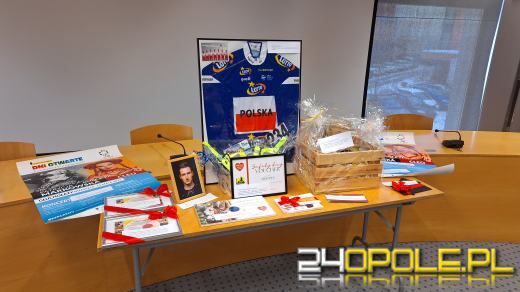 Opolskie gra z WOŚP. Zarząd Województwa przekazał fanty na licytacje