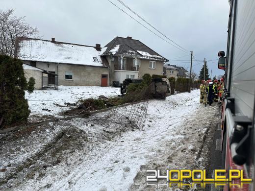 Niebezpieczne zdarzenie w Żelaznej. Kierowca skody wypadł z drogi 