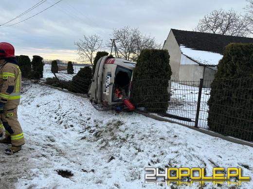 Niebezpieczne zdarzenie w Żelaznej. Kierowca skody wypadł z drogi 
