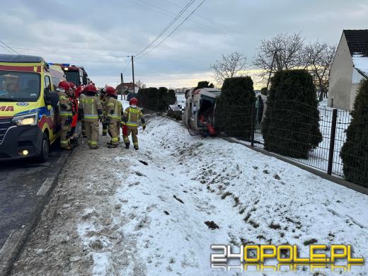 Niebezpieczne zdarzenie w Żelaznej. Kierowca skody wypadł z drogi 