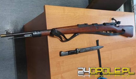 Miał oferować do sprzedaży broń z bagnetem - nie umknęło to uwadze policjantów