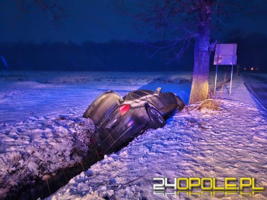Wypadek w Grabicach: Samochód BMW wypadł z drogi