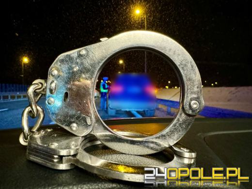 Był tak pijany, że zasnął czekając na zielone światło