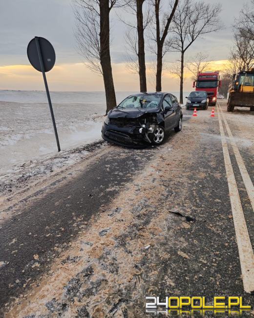 Zderzenie trzech pojazdów na skrzyżowaniu. Podróżujący mieli dużo szczęścia