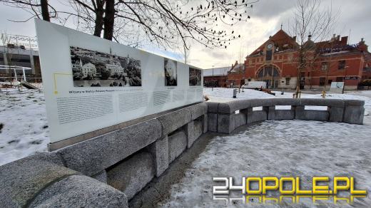 Pamiątkowa tablica Olgi Sipowicz już jest. Czekamy na głos Rady Miasta w sprawie nazwy placu