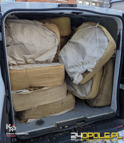 Wiózł tonę nielegalnego tytoniu w busie. Wpadł przy kontroli 