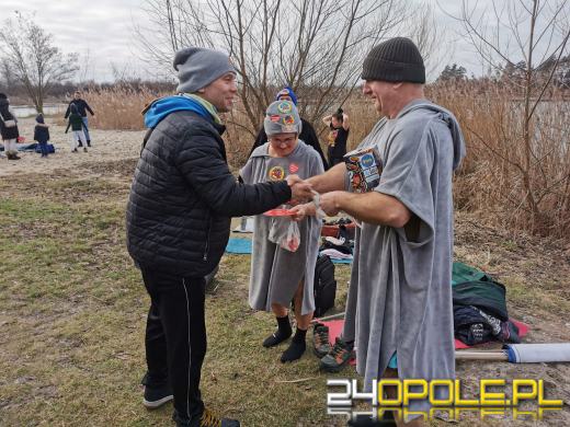 Kwestują nawet w wodzie! To jedni z najtwardszych wolontariuszy! 