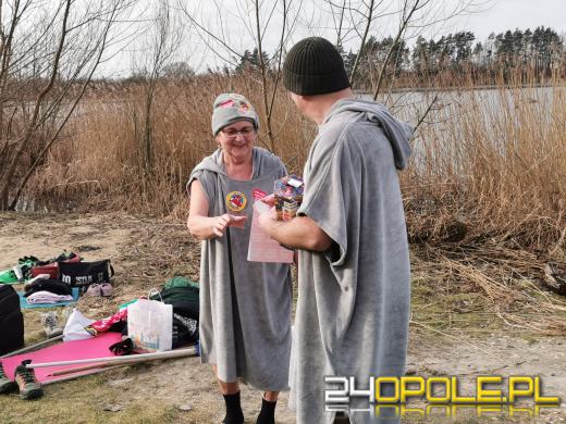 Kwestują nawet w wodzie! To jedni z najtwardszych wolontariuszy! 