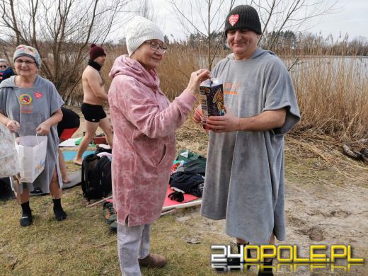 Kwestują nawet w wodzie! To jedni z najtwardszych wolontariuszy! 