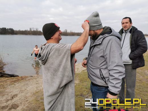 Kwestują nawet w wodzie! To jedni z najtwardszych wolontariuszy! 