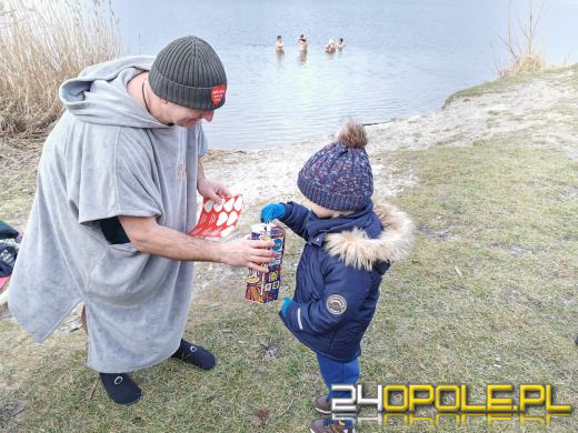 Kwestują nawet w wodzie! To jedni z najtwardszych wolontariuszy! 