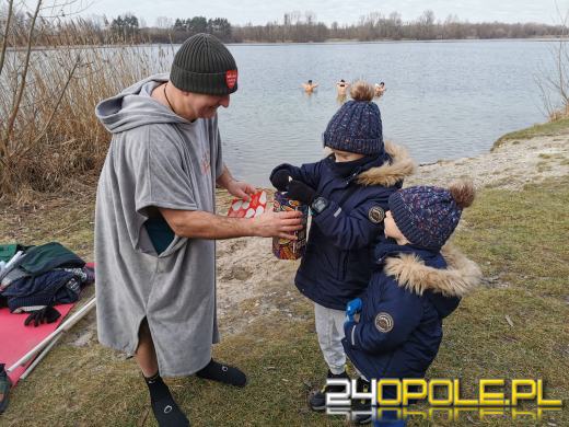 Kwestują nawet w wodzie! To jedni z najtwardszych wolontariuszy! 