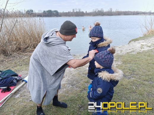 Kwestują nawet w wodzie! To jedni z najtwardszych wolontariuszy! 