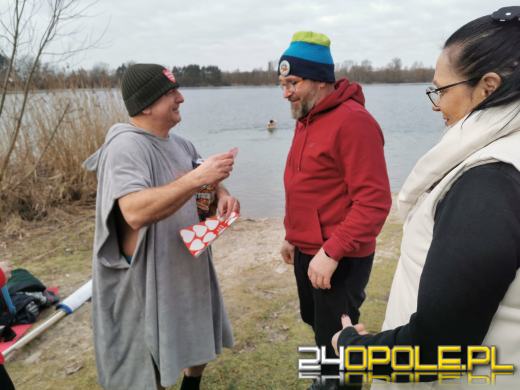 Kwestują nawet w wodzie! To jedni z najtwardszych wolontariuszy! 