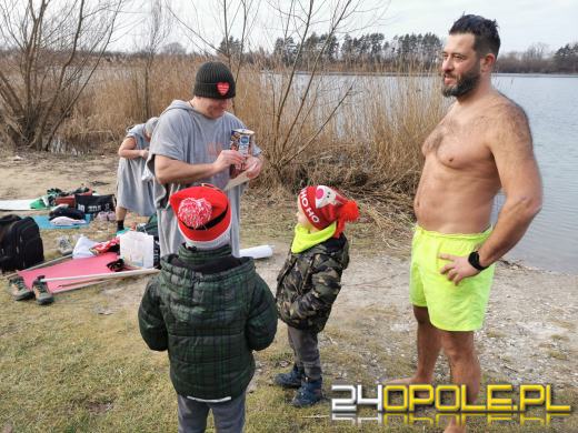 Kwestują nawet w wodzie! To jedni z najtwardszych wolontariuszy! 