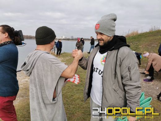 Kwestują nawet w wodzie! To jedni z najtwardszych wolontariuszy! 