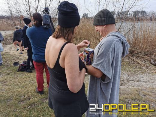 Kwestują nawet w wodzie! To jedni z najtwardszych wolontariuszy! 