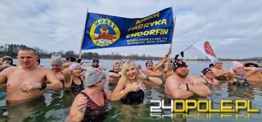 Kwestują nawet w wodzie! To jedni z najtwardszych wolontariuszy! 