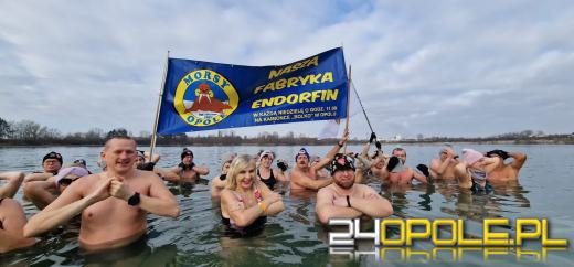 Kwestują nawet w wodzie! To jedni z najtwardszych wolontariuszy! 