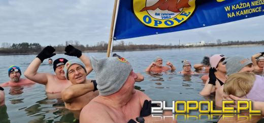 Kwestują nawet w wodzie! To jedni z najtwardszych wolontariuszy! 