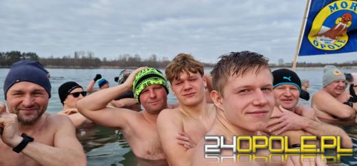 Kwestują nawet w wodzie! To jedni z najtwardszych wolontariuszy! 