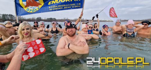 Kwestują nawet w wodzie! To jedni z najtwardszych wolontariuszy! 