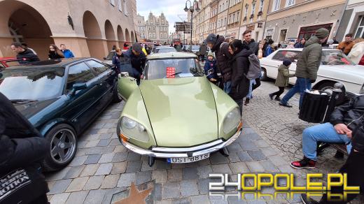Pojazdy zabytkowe na Rynku. Gratka dla fanów "staroci" 
