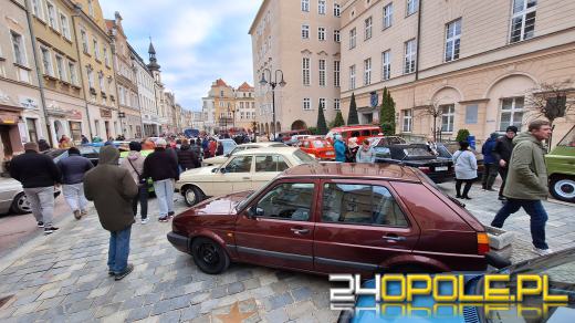 Pojazdy zabytkowe na Rynku. Gratka dla fanów "staroci" 
