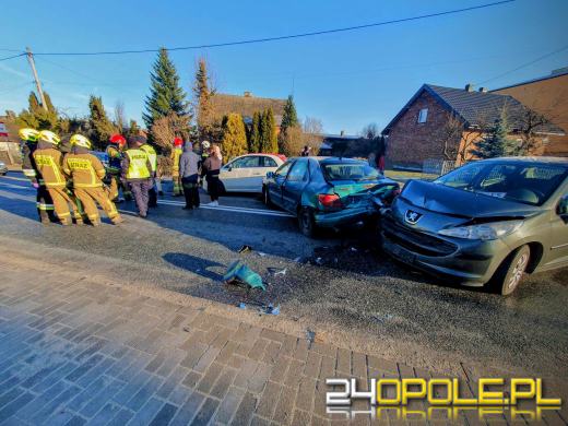 Cztery osoby poszkodowane w zdarzeniu drogowym w Strojcu