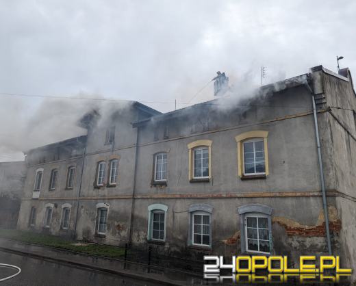 Policjanci uratowali mieszkańców płonącej kamienicy