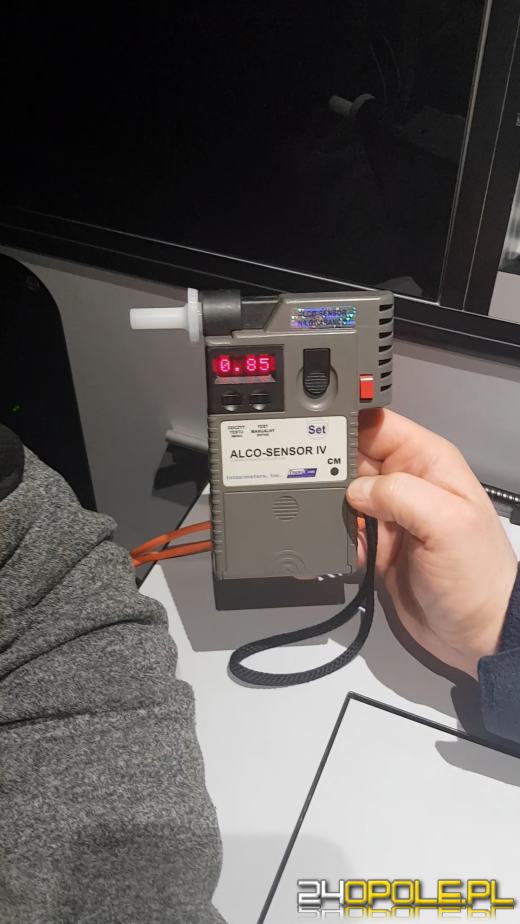 Jechał ciężarówką pijany. Popijał podczas jazdy