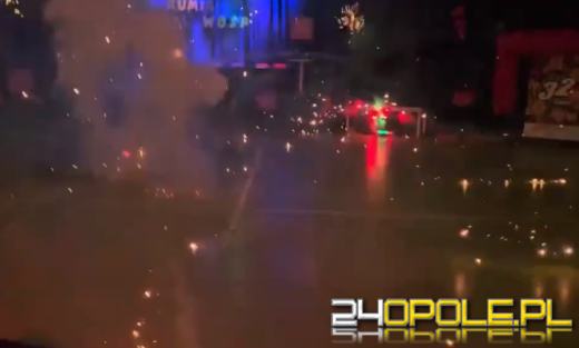 Niebezpieczne "Światełko do nieba" w Rumi. Pokaz fajerwerków w zamkniętej hali