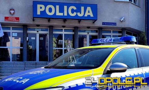 Wziął dwie butelki alkoholu i schował do kieszeni kurtki.... zauważyli to policjanci 
