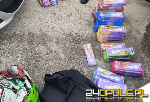Zatrzymali sprawców kradzieży sklepowych, ich łupem padały słodycze, kosmetyki
