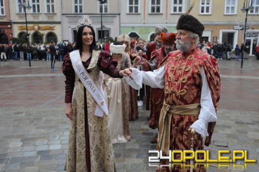 Polonez na opolskim rynku odtańczony. Maturzyści rozpoczęli odliczanie do egzaminów