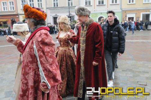 Polonez na opolskim rynku odtańczony. Maturzyści rozpoczęli odliczanie do egzaminów